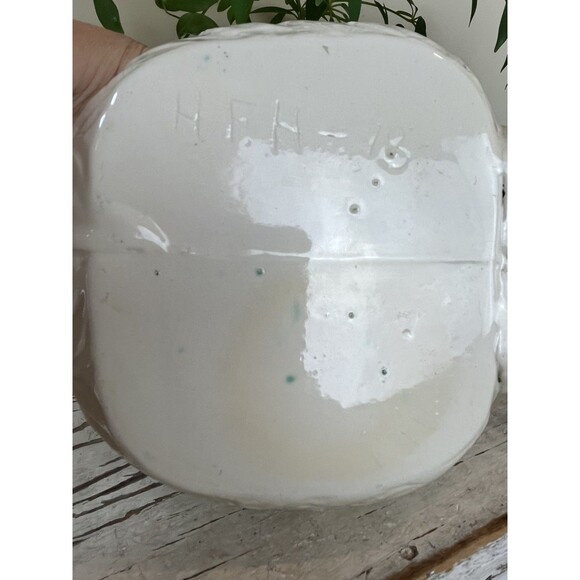 Vintage MCM Ceramic White Swan Planter With Ornately Detailed Feathers 9” x 8.5” - Picture 7 of 8